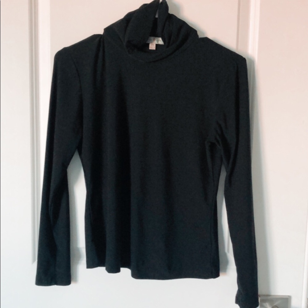 BLACK TURTLENECK